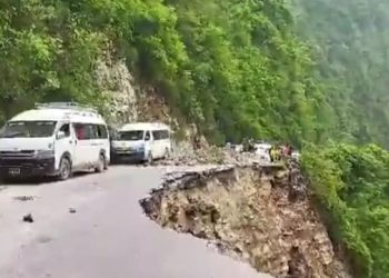 हट्याे मुग्लिन डुम्रे  सडकखण्डमा  लगाएकाे प्रतिवन्द