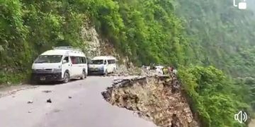 हट्याे मुग्लिन डुम्रे  सडकखण्डमा  लगाएकाे प्रतिवन्द