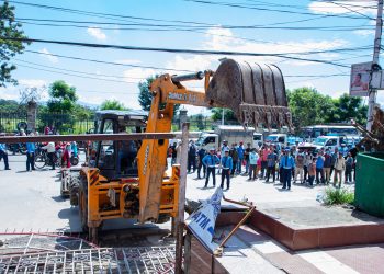 एक्सनमा बालेन ! फुटपाथ र पार्किङ् मिचेर बनाईएका संरचनामा डोजर