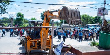 एक्सनमा बालेन ! फुटपाथ र पार्किङ् मिचेर बनाईएका संरचनामा डोजर