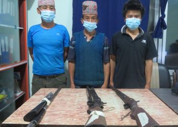 अवैध हतियार सहित ३ जना पक्राउ