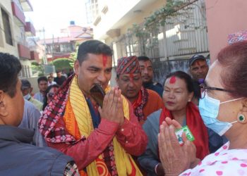 मतदाताकाे घरमा  घरदैलो गर्दै पाैडेल