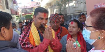 मतदाताकाे घरमा  घरदैलो गर्दै पाैडेल