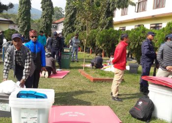 निर्वाचन सामाग्री लिएर मतदान केन्द्र तर्फ लागे कर्मचारी