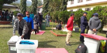 निर्वाचन सामाग्री लिएर मतदान केन्द्र तर्फ लागे कर्मचारी