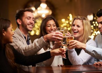 रक्सि पिउनु अघि किन ठोक्काईन्छ मदिराको गिलास ? के के कुरामा ध्यान दिने?