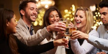 रक्सि पिउनु अघि किन ठोक्काईन्छ मदिराको गिलास ? के के कुरामा ध्यान दिने?