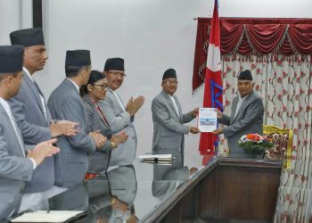 राष्ट्रपति पौडेललाई आयोगद्धारा उपराष्ट्रपति निर्वाचनको प्रतिवेदन हस्तान्तरण