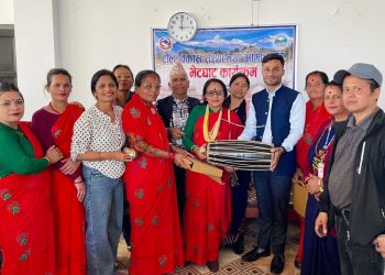 आमा समुहलाई बाध्यवादन सामग्री वितरण