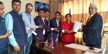 सरकारले ल्याउन लागेकाे निजामती सेवा विद्येयकाे विराेधमा कर्मचारी आन्दोलित