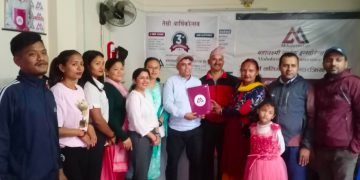 श्रमिकलाई निशुल्क म्यादी बिमा  पोलिसी हस्तान्तरण