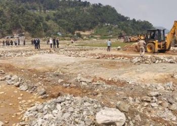 फेवातालको सिरानमा सिमसार पुरेर बनाइएको प्लटिङमा  महानगरको डोजर