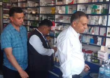 पोखराका औषधी पसलमा जिल्ला प्रशासनकाे अनुगमन