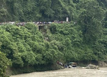 काठमाडौंबाट पोखरा जाँदै गरेको बस त्रिशुली नदीमा खस्यो