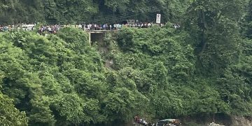 काठमाडौंबाट पोखरा जाँदै गरेको बस त्रिशुली नदीमा खस्यो