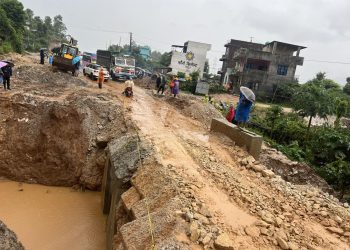 पृथ्वी राजमार्ग सडक खण्डको छिर्कनेमा सडक भासिएपछि मालबाहक र ठुला सवारीसाधन आवतजावतमा मुग्लिन बाटै रोक