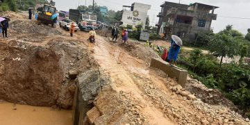 पृथ्वी राजमार्ग सडक खण्डको छिर्कनेमा सडक भासिएपछि मालबाहक र ठुला सवारीसाधन आवतजावतमा मुग्लिन बाटै रोक