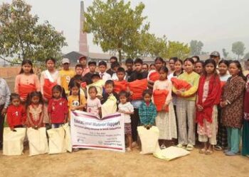श्रमिक दिवसमा अवसरमा इट्टा उद्योगका कामदारका बालबालिकालाई शैक्षिक सामग्री प्रदान