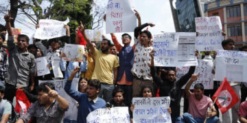 सहकारी ठगी र गिरीबन्धु टी-इस्टेटमा भएकाे भ्रष्टाचारमा संलग्नमाथि कारबाहीकाे माग गर्दै नेविसंघको प्रदर्शन