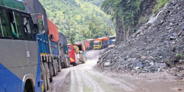 पृथ्वी राजमार्गको मौवाखोलामा पहिरो : सडक अवरुद्ध