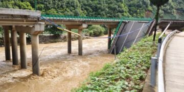 चीनमा  राजमार्गको पुल नदीमा खस्दा ११ जनाको मृत्यु