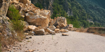 पहिरो गएपछि कर्णाली राजमार्ग अवरुद्ध