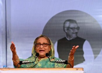 बंगलादेशकी प्रधानमन्त्री शेख हसिना देश छाडेर भाग्न बाध्य