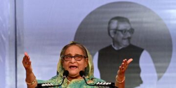 बंगलादेशकी प्रधानमन्त्री शेख हसिना देश छाडेर भाग्न बाध्य