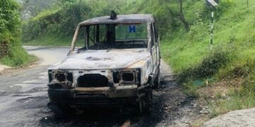 बिरामी बोकेर गुड्दै गरेको एम्बुलेन्समा आगो लागेपछी