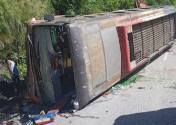 चितवनको सत्रकिलोमा बस पल्टियो