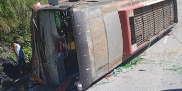 चितवनको सत्रकिलोमा बस पल्टियो