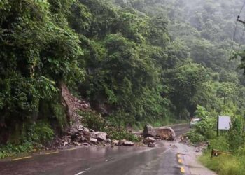 पृथ्वी राजमार्ग पहिरोको कारण अवरुद्ध