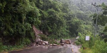 पृथ्वी राजमार्ग पहिरोको कारण अवरुद्ध