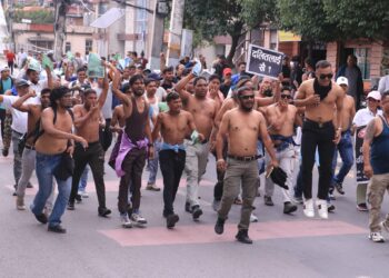 दलित युवाहरूले गरे अधिकारको माग गर्दै  अर्धनग्न प्रदर्शन