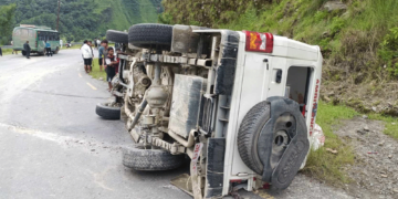 बिरामी बोकेको एम्बुलेन्स दुर्घटना हुदाँ एक जना गम्भीर घाइते
