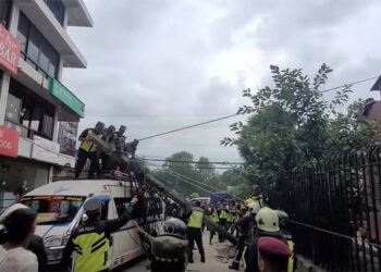 जावलाखेलमा विद्यार्थी बोकेको माइक्रोबसमाथि बिजुलीको पोल खस्यो