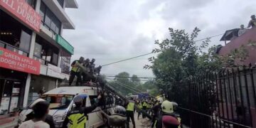 जावलाखेलमा विद्यार्थी बोकेको माइक्रोबसमाथि बिजुलीको पोल खस्यो