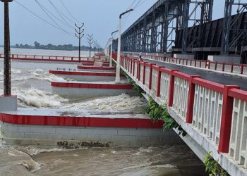 यात्रुवाहक बस सप्तकोशीमा खस्यो