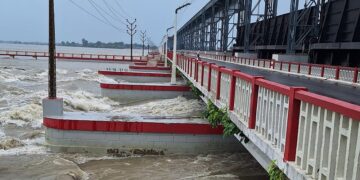 यात्रुवाहक बस सप्तकोशीमा खस्यो