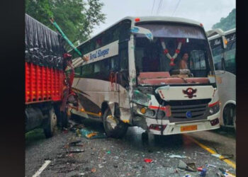 नारायणगढ-मुग्लिन सडकमा दुई ठाउँमा पाँच गाडी दुर्घटना