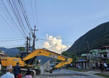 गाउँपालिका अध्यक्षले उप्काइदिए पृथ्वी राजमार्गको कालोपत्रे