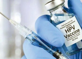 किशोरीलाई पाठेघरको मुखको क्यान्सरविरुद्ध खोप लगाइदै