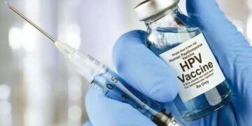 किशोरीलाई पाठेघरको मुखको क्यान्सरविरुद्ध खोप लगाइदै