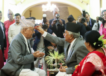 प्रधानमन्त्रीले लगाए  राष्ट्रपतिसँग टीका