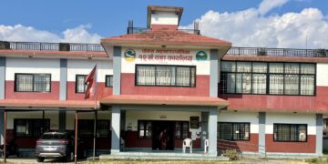 छोराछोरीलाई सामुदायिक विद्यालयमा पढाउने परिवारको निःशुल्क स्वास्थ्य बिमा