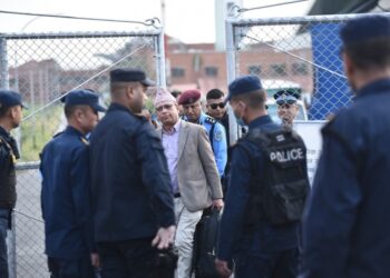 पूर्वमन्त्री अधिकारीलाई मुद्दा नचलाउने सरकारी वकिलको निर्णय