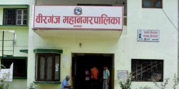 किशोरीलाई आत्मरक्षा तालिम दिँदै वीरगन्ज महानगर