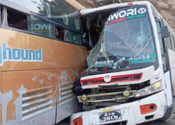 तनहुँमा बस आपसमा ठोक्किदा एकको मृत्यु, ३० जना घाइते