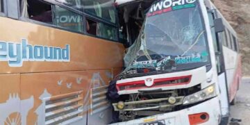 तनहुँमा बस आपसमा ठोक्किदा एकको मृत्यु, ३० जना घाइते