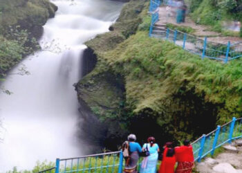 ‘पाताले छाँगो’ मा स्थानीयले लगाए ताला